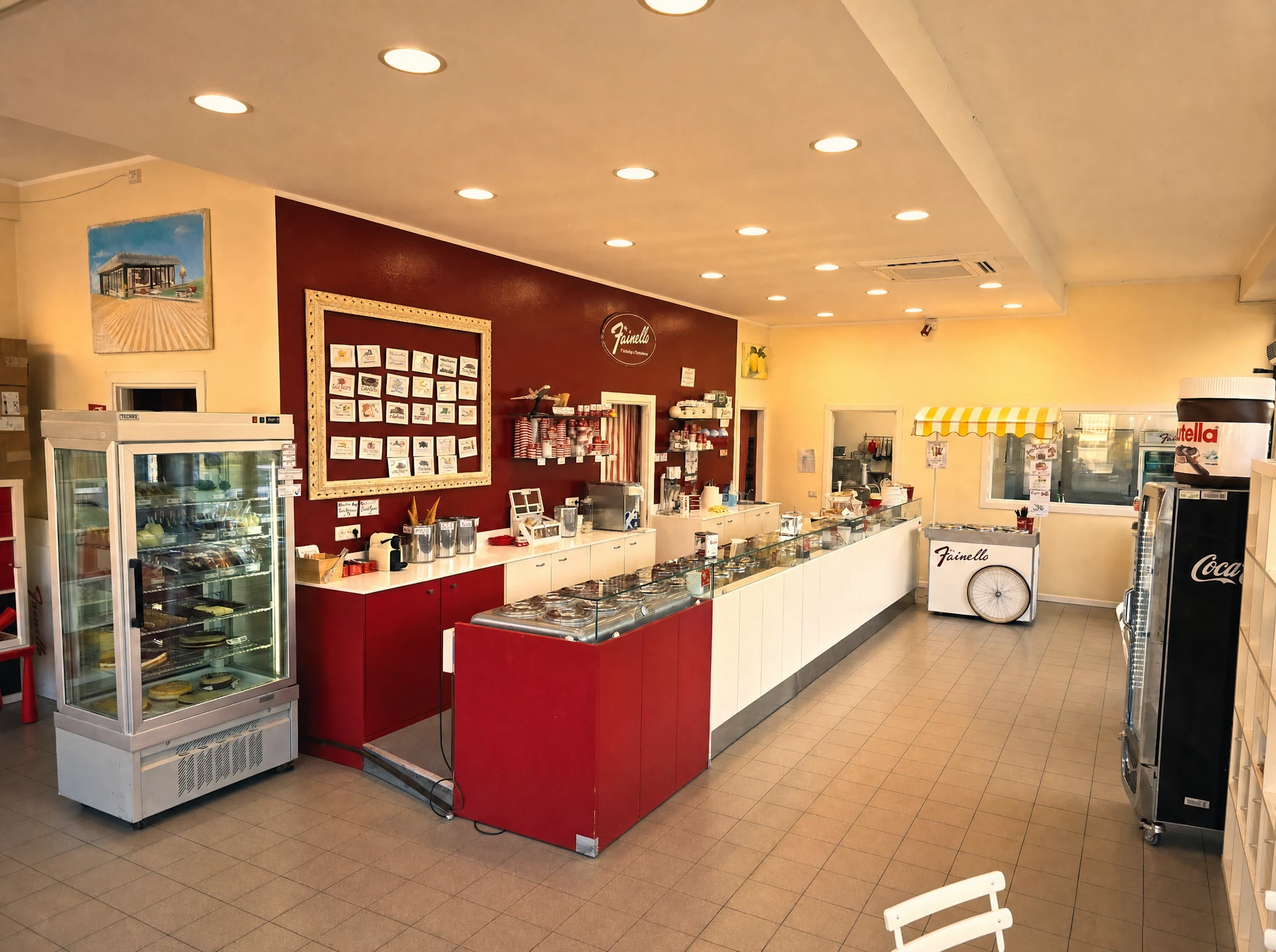 Il banco della Gelateria Fainello con i pozzetti dei gusti