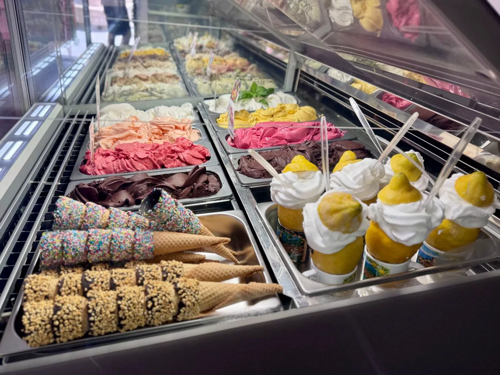 Il banco della Gelateria Fainello con i gusti preparati per il servizio