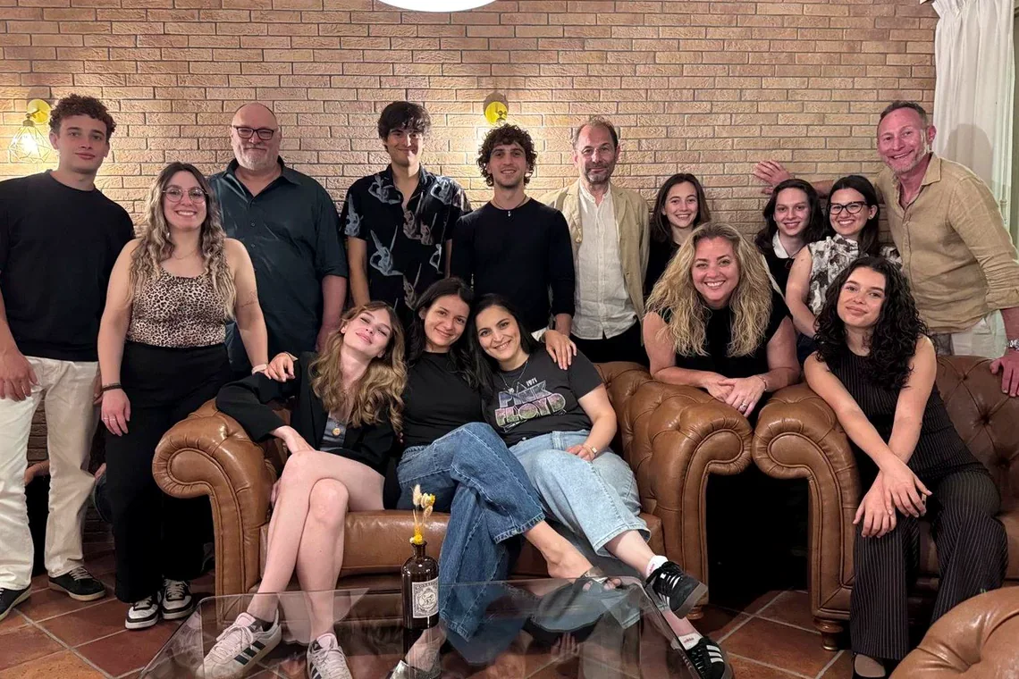 Foto di gruppo del team Fainello al completo, attorno a un divano